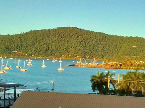 QCWA Cheerful Cottage - Airlie Beach - Accommodation QLD 0