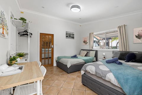 Quadruple Ensuite Room - Nearby Stations & Shops - Accommodation QLD 0