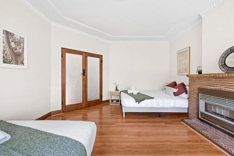 Quadruple Room - Near Transport & Shops - Shared Bathroom - Accommodation QLD 0