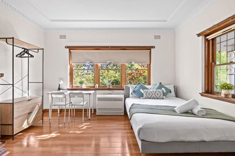 Quadruple Room - Near Transport & Shops - Shared Bathroom - Accommodation QLD 1