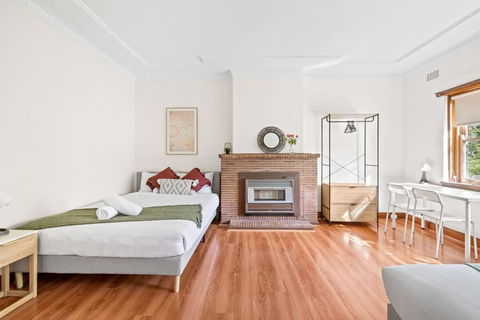 Quadruple Room - Near Transport & Shops - Shared Bathroom - Accommodation QLD 2