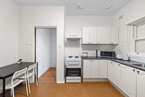 Quadruple Room - Near Transport & Shops - Shared Bathroom - Accommodation QLD 3