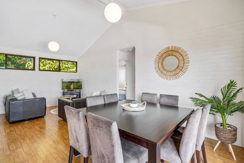 Quaint 2-Bed Beach Abode With Ocean Views - Accommodation QLD 1