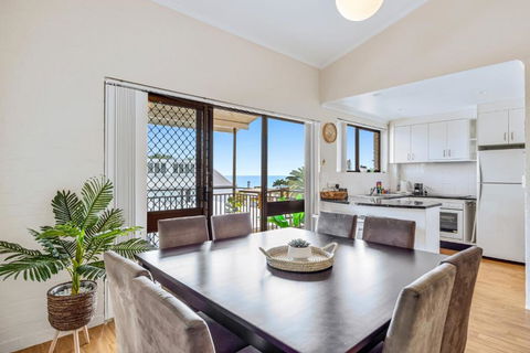 Quaint 2-Bed Beach Abode With Ocean Views - Accommodation QLD 0