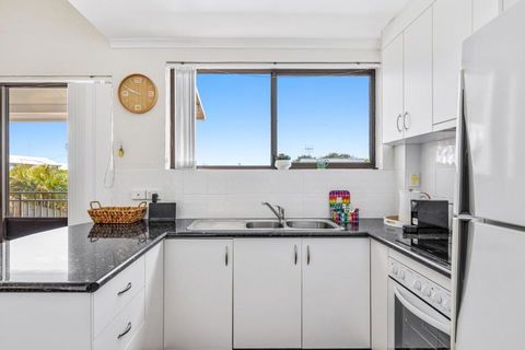 Quaint 2-Bed Beach Abode With Ocean Views - Accommodation QLD 2