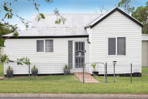 Quaint 2 Bedroom Fully Furnished Cottage - Accommodation QLD 0