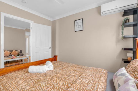 Quaint 2 Bedroom Fully Furnished Cottage - Accommodation QLD 2