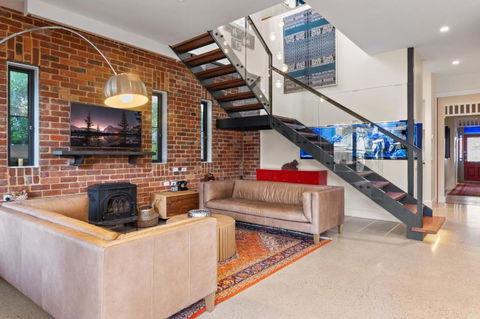 Quaint 4-Bed With Backyard 5-Min To The Beach - Accommodation QLD 0