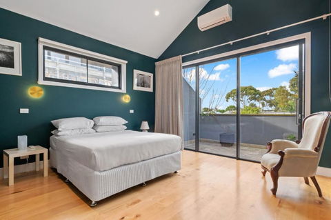 Quaint 4-Bed With Backyard 5-Min To The Beach - Accommodation QLD 1