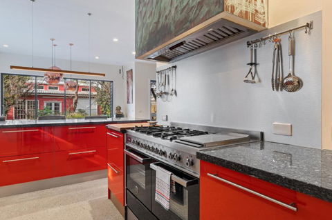 Quaint 4-Bed With Backyard 5-Min To The Beach - Accommodation QLD 2
