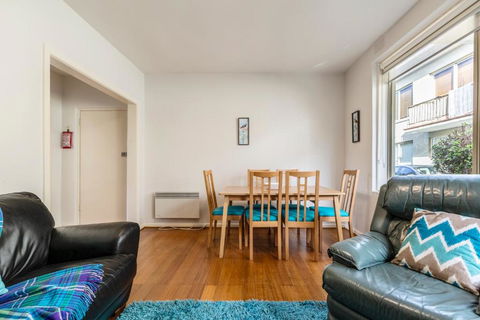 Quaint & Homey Ripponlea Flat - Accommodation QLD 2