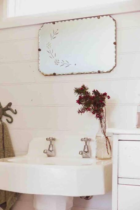 Quaint And Intimate 1-bed Seaside Cottage - Accommodation QLD 3