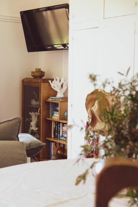 Quaint And Intimate 1-bed Seaside Cottage - Accommodation QLD 1