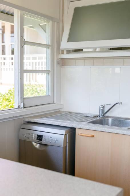 Quaint & Cosy 1 Bedroom Apartment In Queenslander. - Accommodation QLD 2