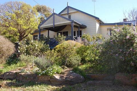 Quaint Cottage Nestled Amongst The Trees - Accommodation QLD 0