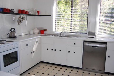 Quaint Cottage Nestled Amongst The Trees - Accommodation QLD 3