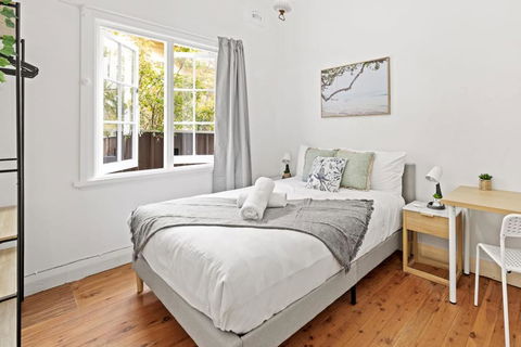 Quaint Double Room - Seconds To Shops & Eateries - Shared Bathroom - Accommodation QLD 0