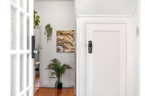 Quaint Double Room - Seconds To Shops & Eateries - Shared Bathroom - Accommodation QLD 3