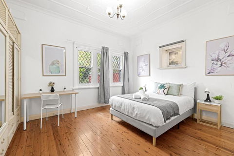 Quaint Double Room - Seconds To Shops & Eateries - Shared Bathroom - Accommodation QLD 1