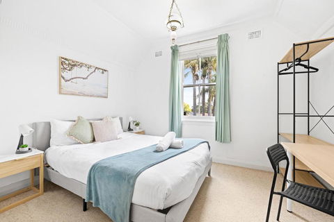 Quaint Double Room - Seconds To Shops & Eateries - Shared Bathroom - Accommodation QLD 2