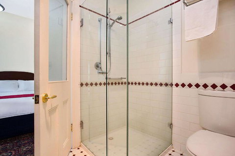 Quality Hotel Bentinck - Accommodation QLD 2