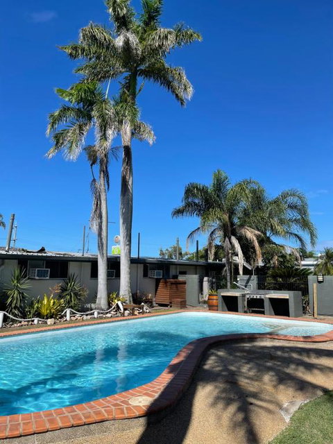 Queens Beach Hotel - Accommodation QLD 2
