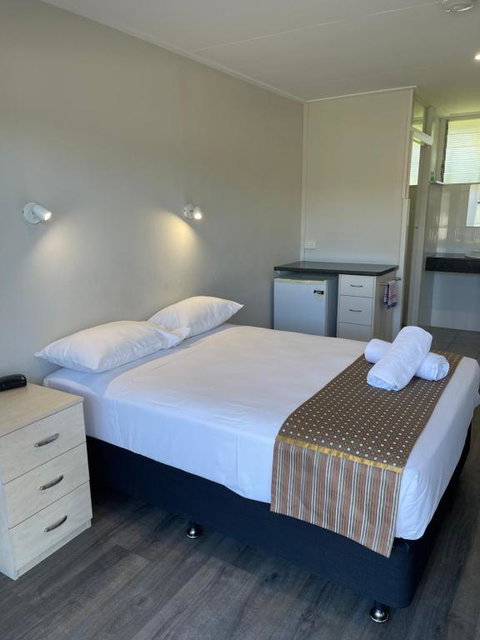 Queens Beach Hotel - Accommodation QLD 3