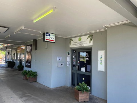 Queens Beach Hotel - Accommodation QLD 1