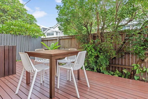 Quiet & Bright Art Deco Apartment By New Farm Park - Accommodation QLD 1