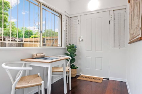 Quiet & Bright Art Deco Apartment By New Farm Park - Accommodation QLD 3