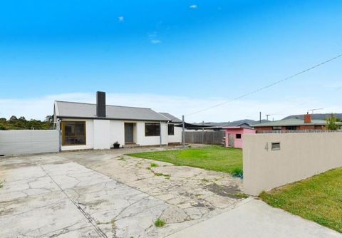 Quiet Room With Off Street Parking In Hobart - Accommodation QLD 3