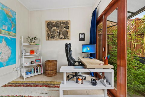Quirky Marrickville 1-Bed With Courtyard By Shops - Accommodation QLD 2