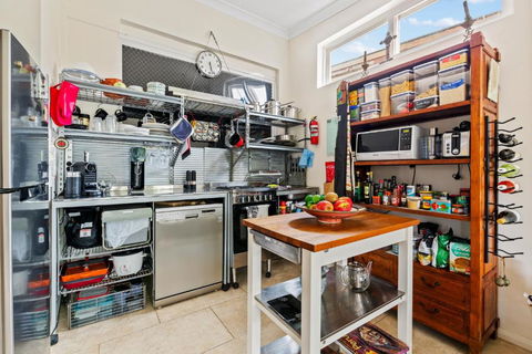 Quirky Marrickville 1-Bed With Courtyard By Shops - Accommodation QLD 3