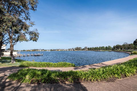 Quite&beautiful 4br2ba House By Sanctuary Lake - Accommodation QLD 0