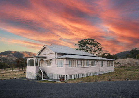 Pretty Pink Queenslander With Spectacular Views! - Accommodation QLD 0