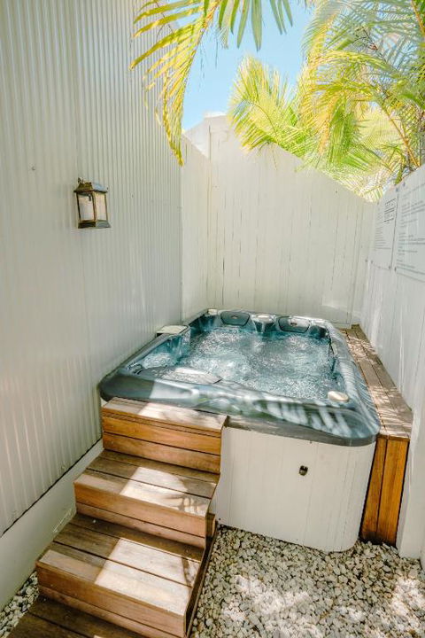 Private Outdoor Spa, Fire Pit, Cinema Room - THE COTTAGE COOLUM BEACH - Accommodation QLD 0