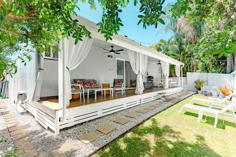 Private Outdoor Spa, Fire Pit, Cinema Room - THE COTTAGE COOLUM BEACH - Accommodation QLD 2