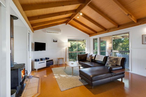 Ravensbourne Escape - Windsong - Accommodation QLD 1