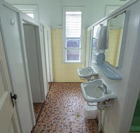 Australian Hotel - Accommodation QLD