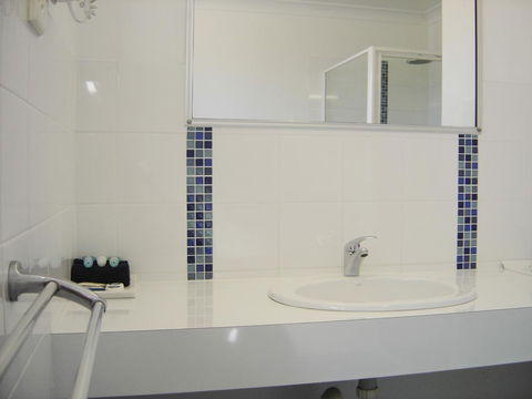 Avaleen Lodge Motor Inn - Accommodation QLD 1