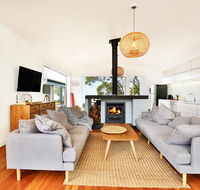 Ayana Beach House - Pet Friendly - Opposite Beach - Accommodation QLD