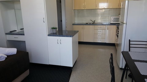 AZA Motel - Accommodation QLD 3