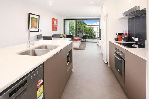 Back Of The Block Bulimba - Executive 3BR Bulimba Apartment With Leafy Outlook - Accommodation QLD 2