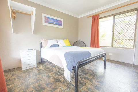Backpackers Holiday Village - Accommodation QLD 1