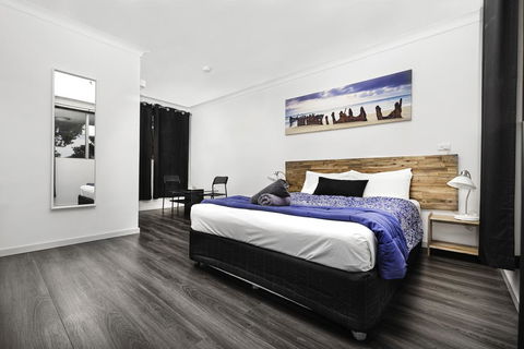 Bald Hills Motel - Accommodation QLD 3