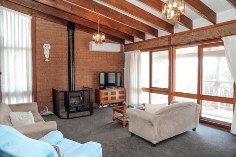Banksia Beach House - Accommodation QLD 1