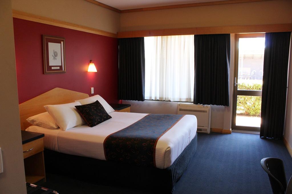 Yourdamung Lake WA Accommodation QLD