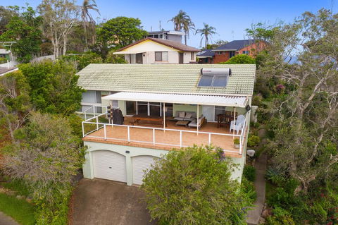 Barefoot Top Floor, 32 Skyline Crescent, Crescent Head - Accommodation QLD 3