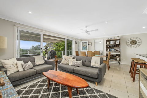 Barefoot Top Floor, 32 Skyline Crescent, Crescent Head - Accommodation QLD 2