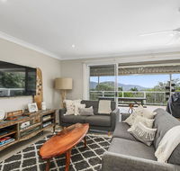 Barefoot Top Floor 32 Skyline Crescent Crescent Head - Accommodation QLD